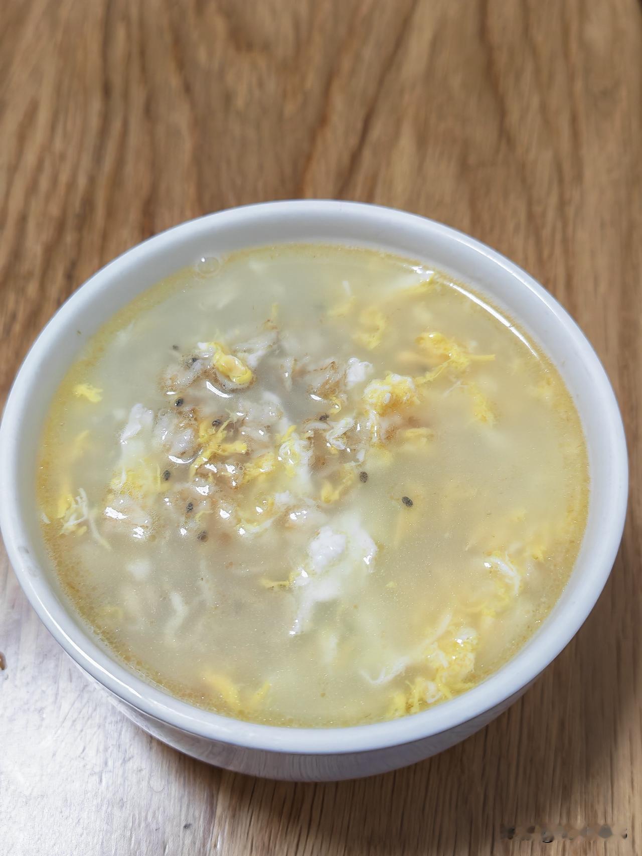 今天的早餐，开水冲鸡蛋外加点麦片。
一直有听说开水冲鸡蛋，营养非常好，特别对女性