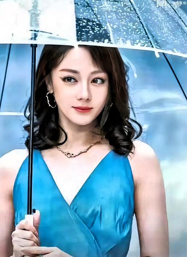 热巴的那个妆，她自己照镜子的时候，真的满意吗？

粉丝骂王亚飞骂上热搜。可你们骂