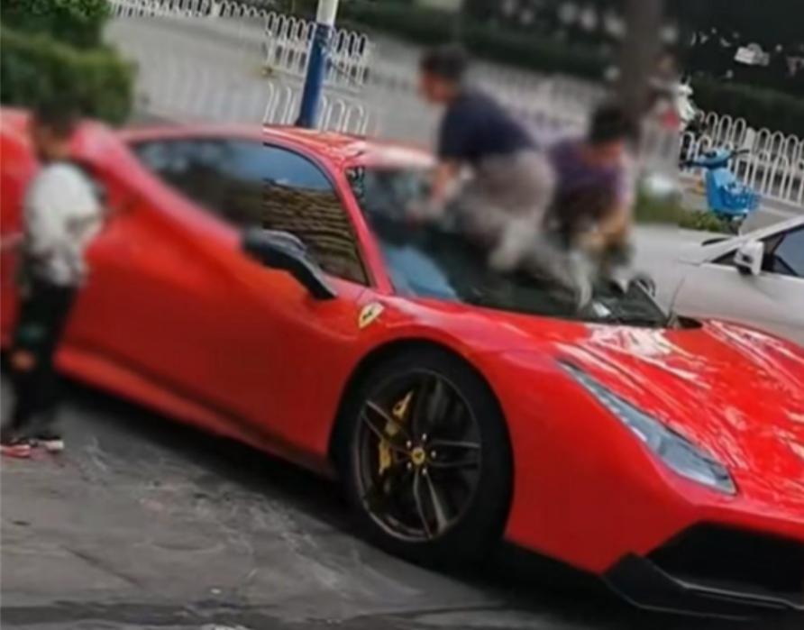 真离谱！60 万法拉利被熊孩子当滑梯，家长只肯赔 5000 ！
"孩子小不懂事"