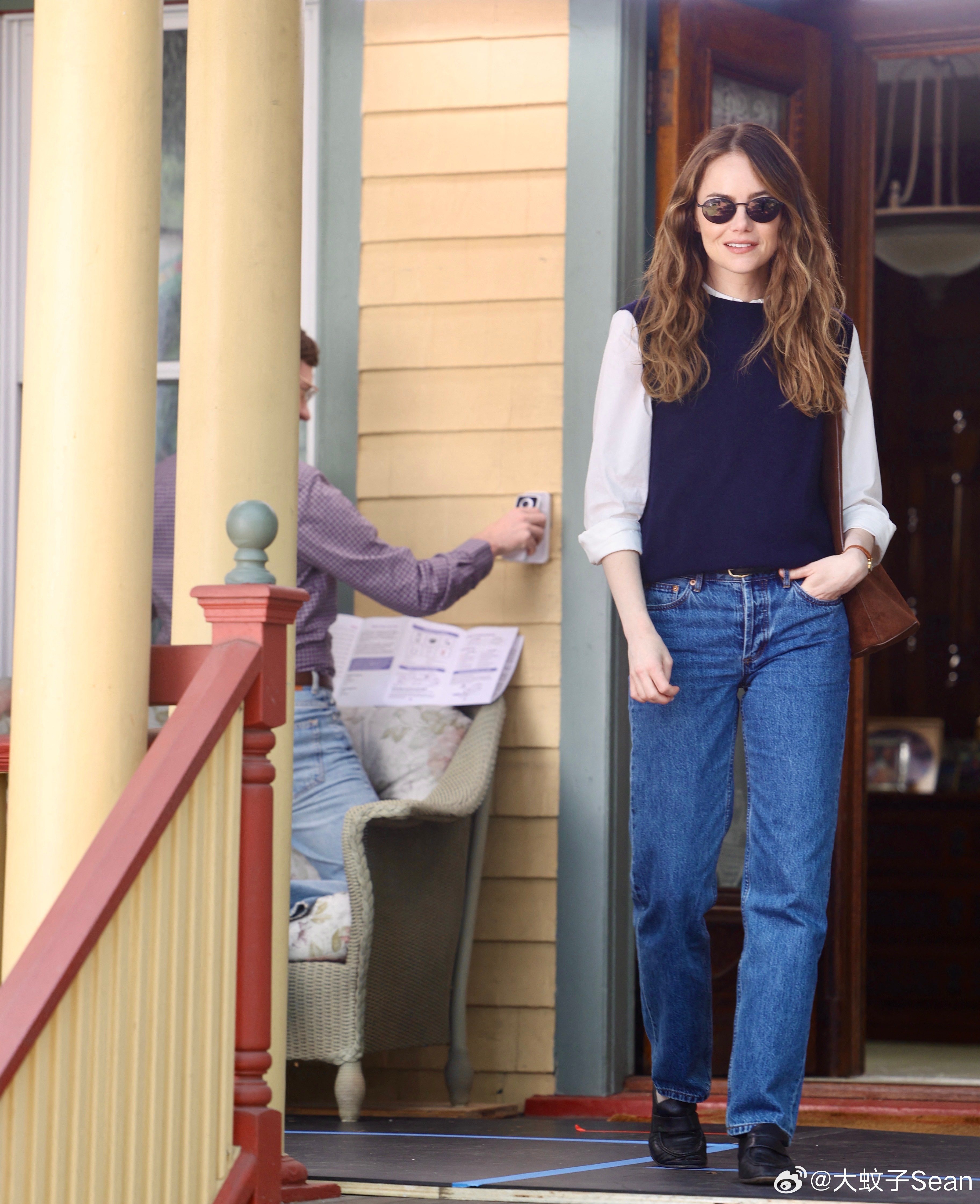 Emma stone艾玛斯通开工照🈶在纽约继续为新片《The Catch》进行