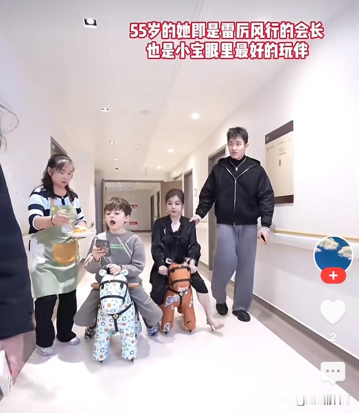 视频中，阿姨追在小宝后面一口一口的喂饭，这么大点孩子，还这样追着喂饭，以后孩子独