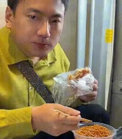 海来阿木坐普通火车难道不可以？

网友拍到歌手海来阿木和助手坐普通列车出行的图片