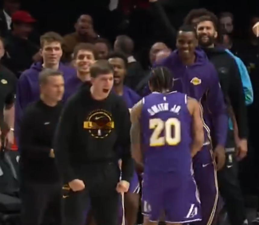 湖人的20号尼克·史密斯是何方神圣？简单科普一下。
1.尼克·史密斯是湖人今年夏