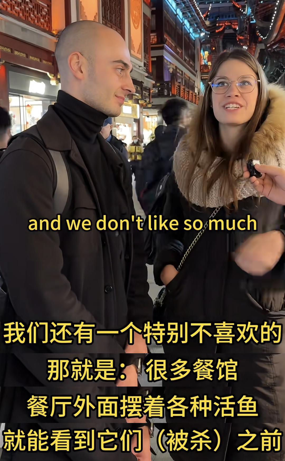 意大利游客称，不喜欢中国餐厅外面摆着各种活鱼，让她们都想成为素食主义者了。
有一