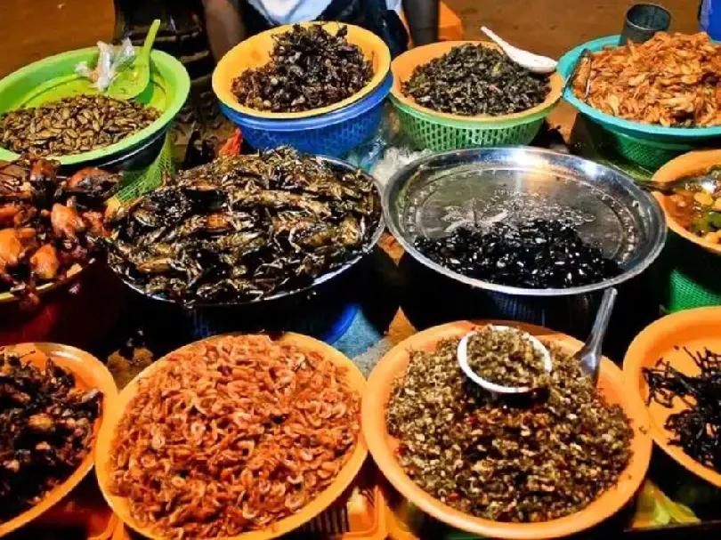 《吃虫节》原创
 
六月山乡闹食虫，
甲娘妙策护田丰。
炸蝗宴罢祈年稔，
古俗传