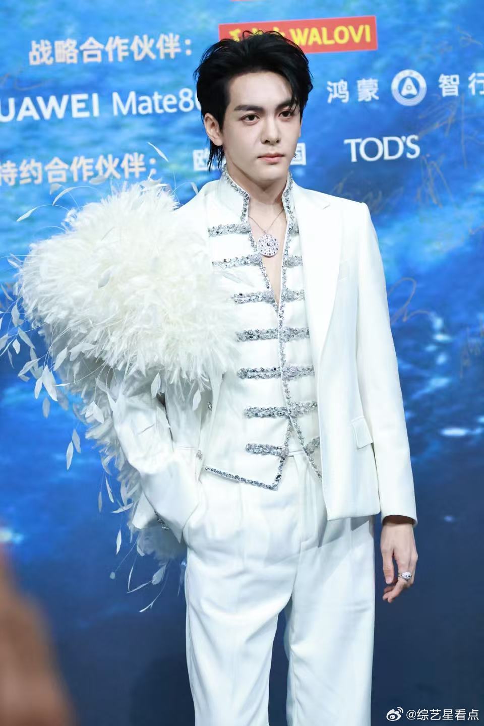 曾舜晞微博之夜红毯生图状态  今天绝对就是给我们做了一套眼保健操了呀，真的是太喜