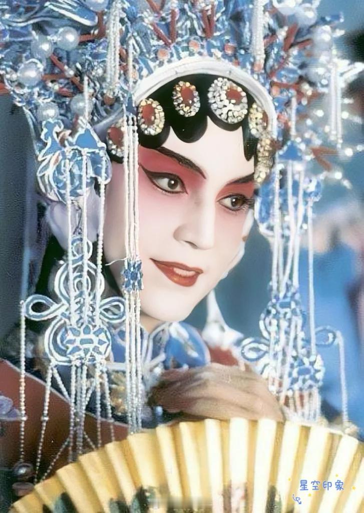1993年，尊龙在《蝴蝶君》当中的京剧扮相，杏眼柳眉，妩媚而端庄，让人感到非常的