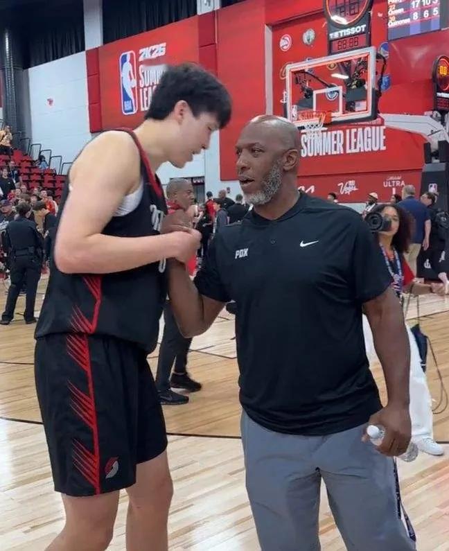 杨瀚森也是开局不顺啊！刚刚NBA首秀完，对他喜爱有加的主教练就出事了，开拓者主教