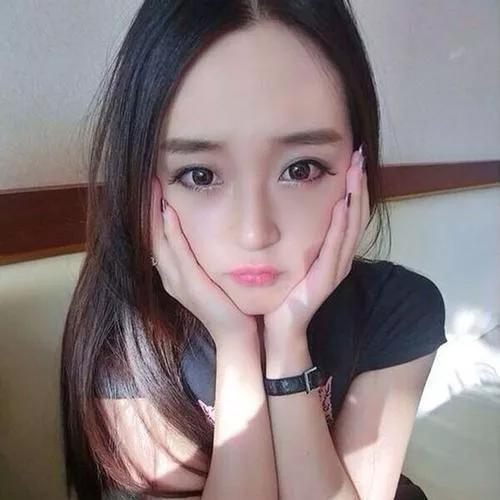 可爱少女，手托脸颊，温柔可爱，眼睛大而明亮