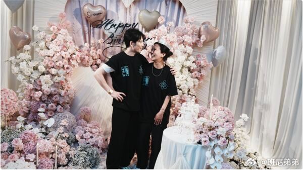 萧敬腾巡演现场为妻子庆生萧敬腾给妻子准备生日惊喜萧敬腾野生巡演咸阳站五万观众座无