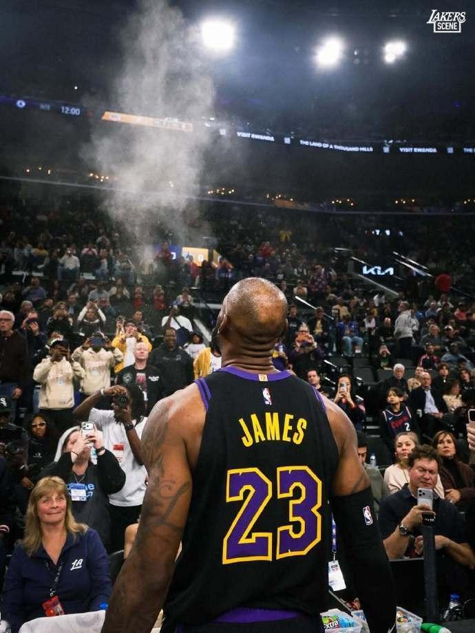 詹姆斯下赛季将会离开湖人！！

根据知名人士Shams爆：我们正在见证勒布朗-詹