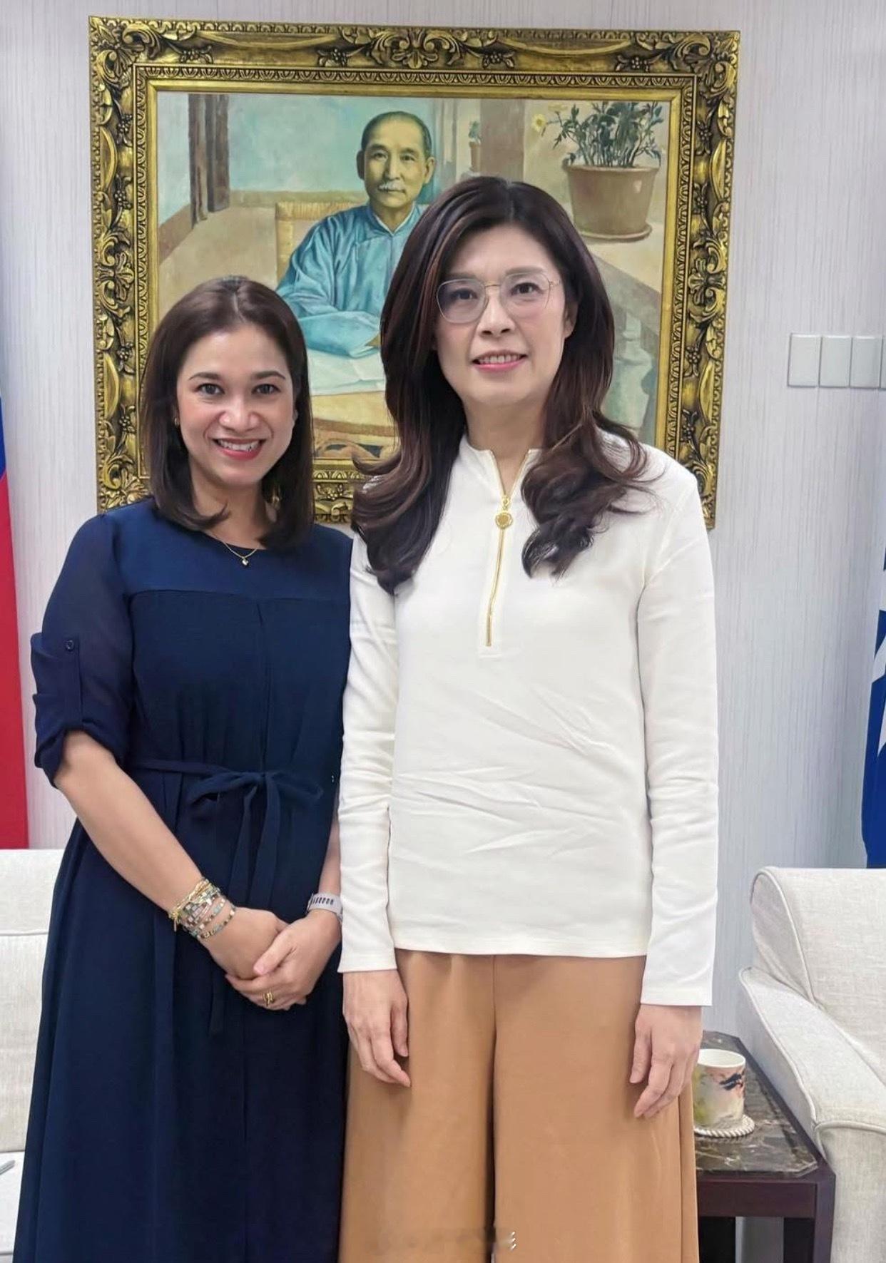 郑丽文与马来西亚友谊及贸易中心驻台代表艾思妮花（Aznifah Isnariah