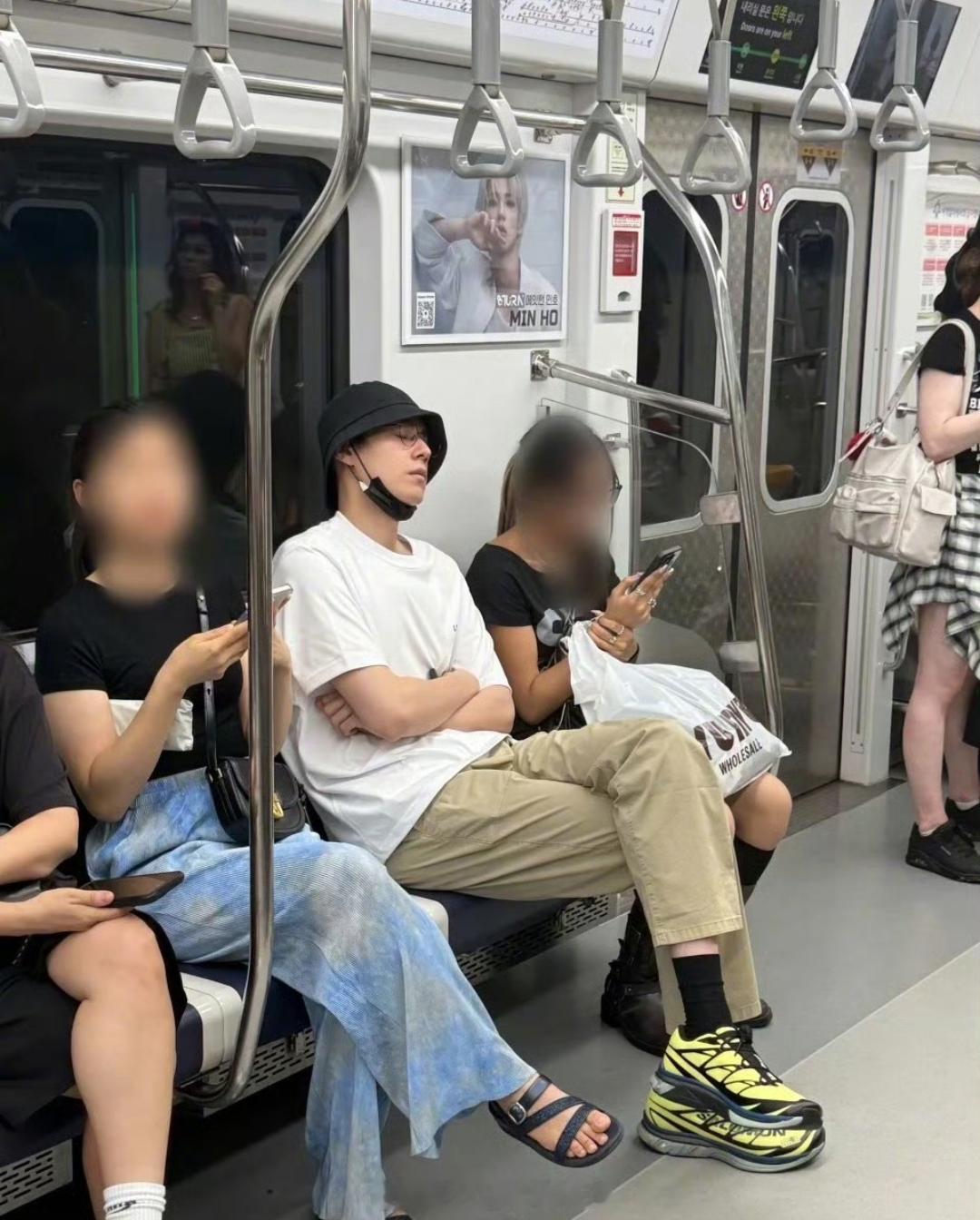 鞋子这个错位角度好雷霆🆘偶遇胡一天在韩国坐地铁
