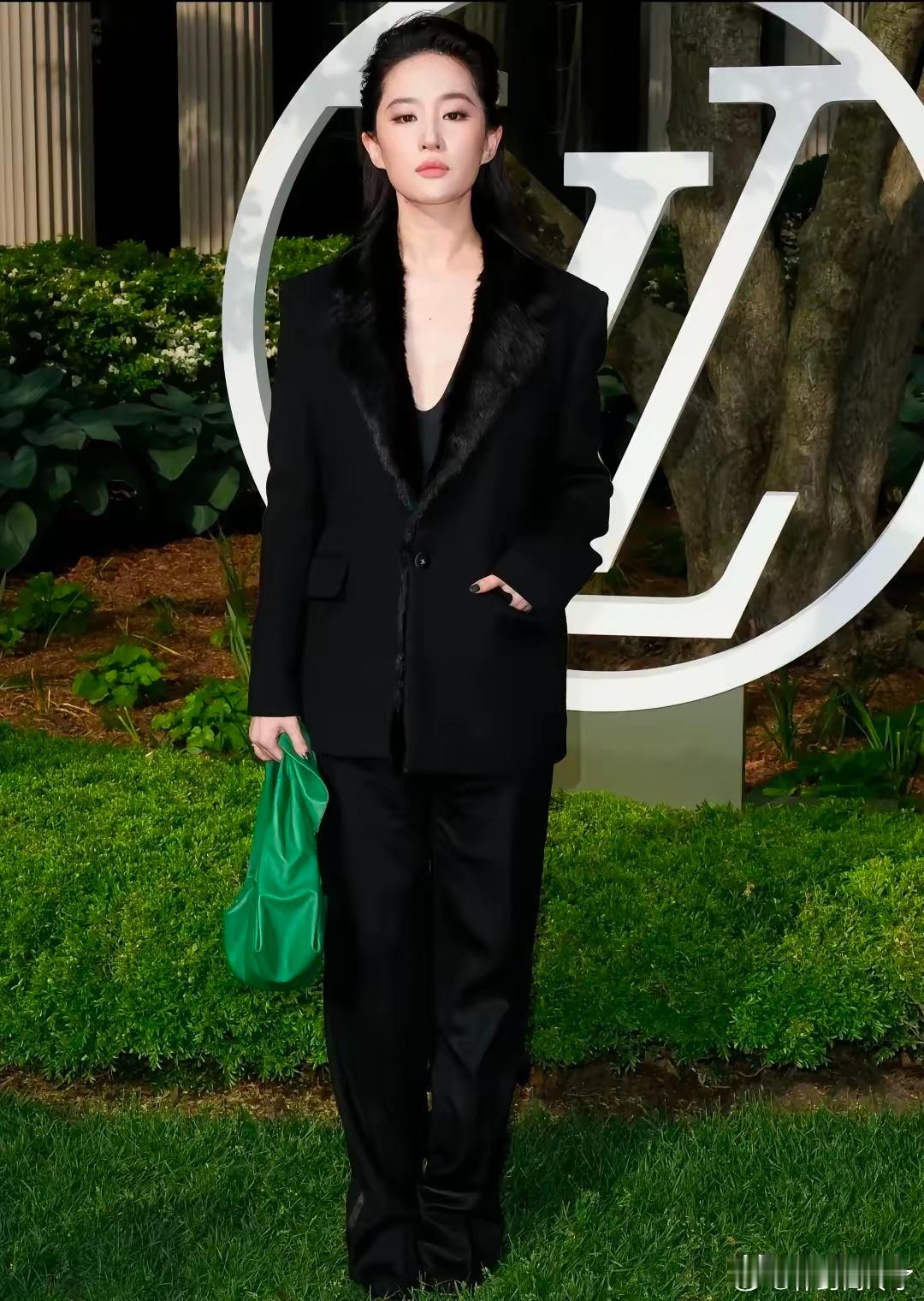 顶级美人同框，果然养眼！刘亦菲和安妮海瑟薇，在纽约LV春夏大秀同框，刘亦菲一身黑