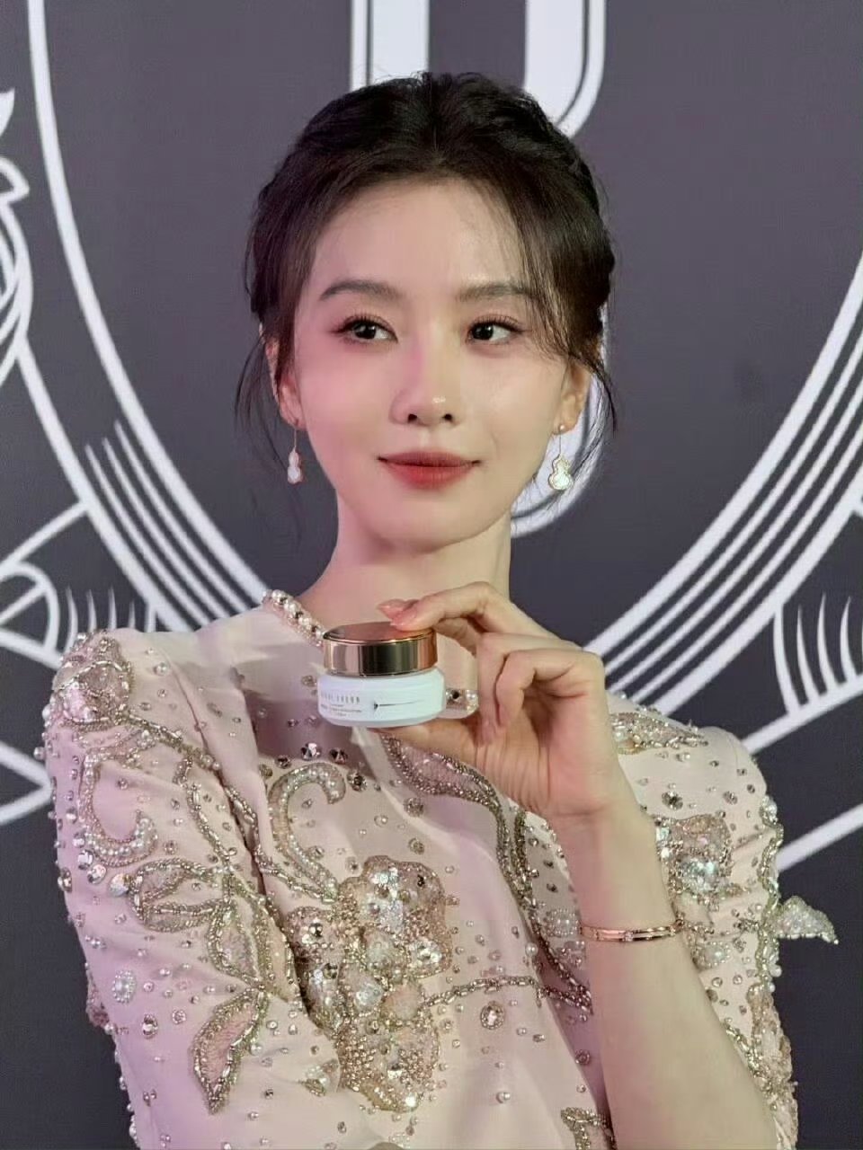 刘诗诗这个仙女盘发太美了太美了！！！！生图比精修好看一万倍！！！！！ 