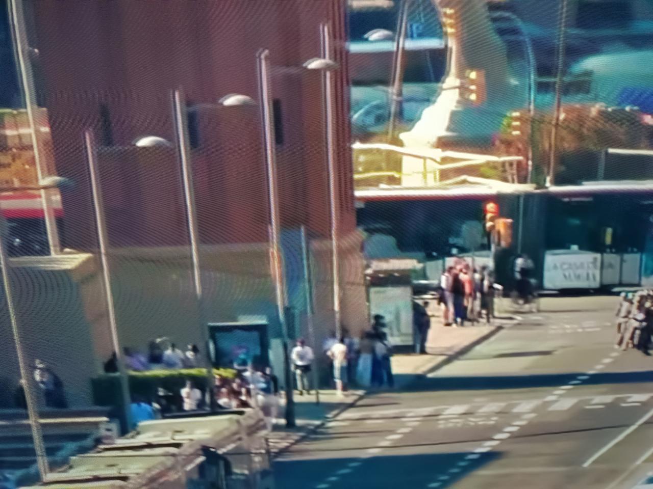 今天上街买东西，看见一个老头，长得黑不出溜的，但是却带着一个挺大的耳环，真不知道