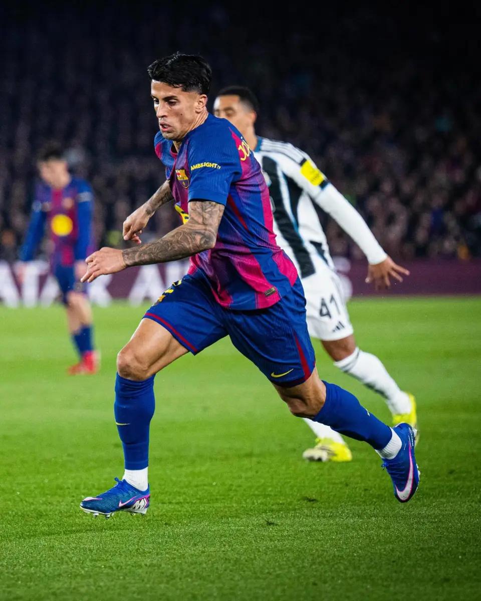 利雅得新月愿意出售坎塞洛，前提是巴萨能支付1500万欧元的转会费。
《365Sc