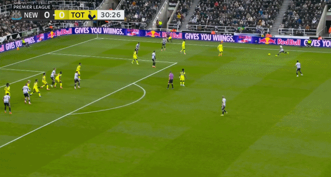 上半场进行了30分钟，纽卡依靠身高优势就一直砸啊砸…反观热刺，依然没有一脚射门