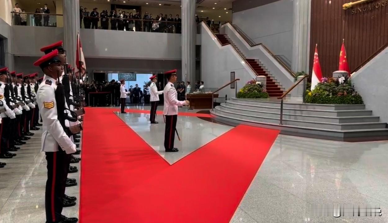 黄循财在新加坡国会大厦举行仪式
欢迎中国贵宾的到访！

黄循财说：“35年在国家