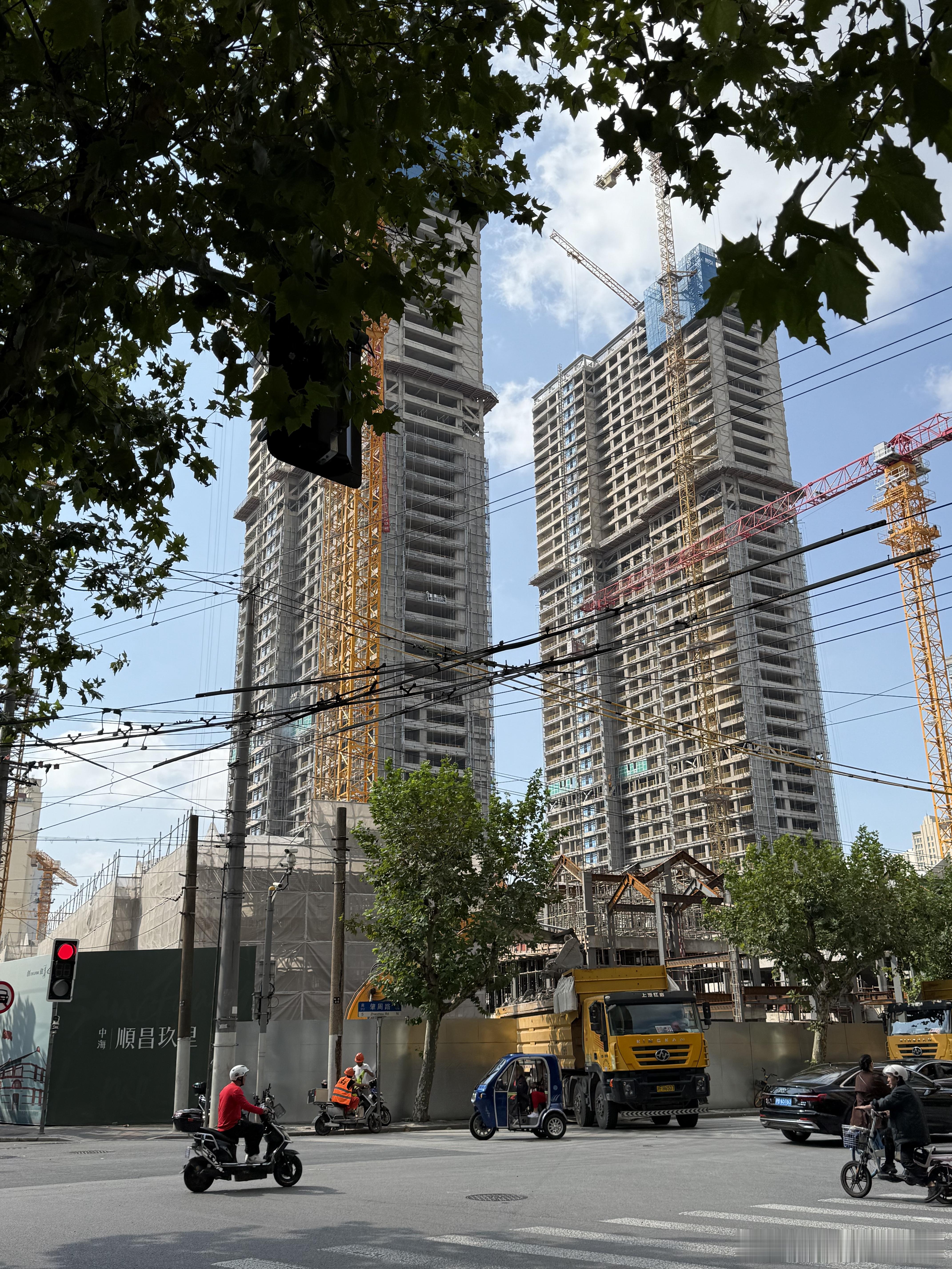 路过超大号存钱罐 ​​​