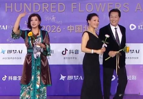 看百花奖红毯直播，真是被这微妙的一幕给整笑了。

75岁的刘晓庆、74岁的唐国强