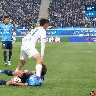 浙江队0-3大比分落后大连英博，王钰栋这一举动是真急了啊！
这场客场对阵大连英博