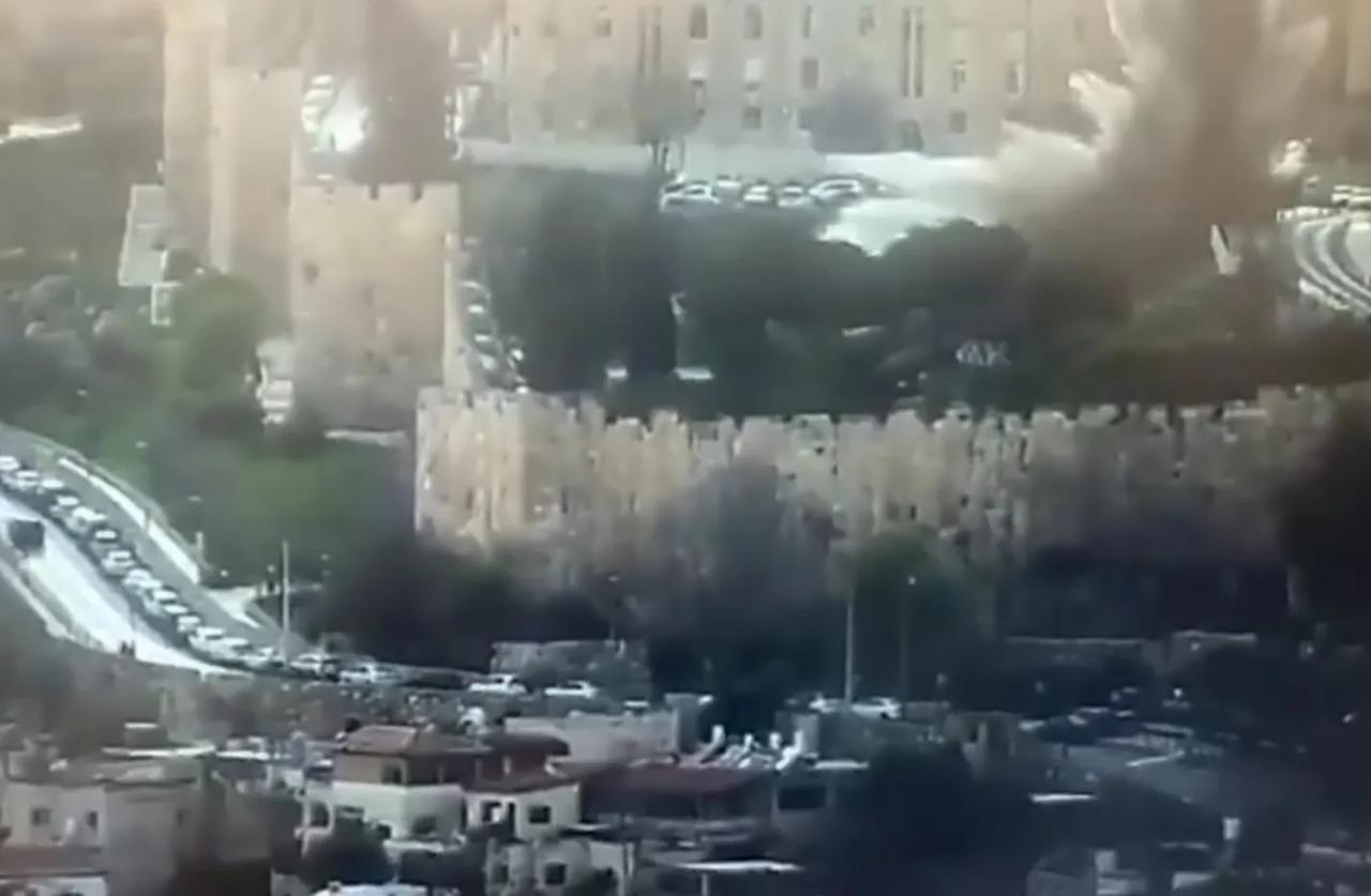 伊朗导弹在耶路撒冷旧城爆炸，距离哭墙仅400码左右。
其实从战争开始，伊朗就对耶