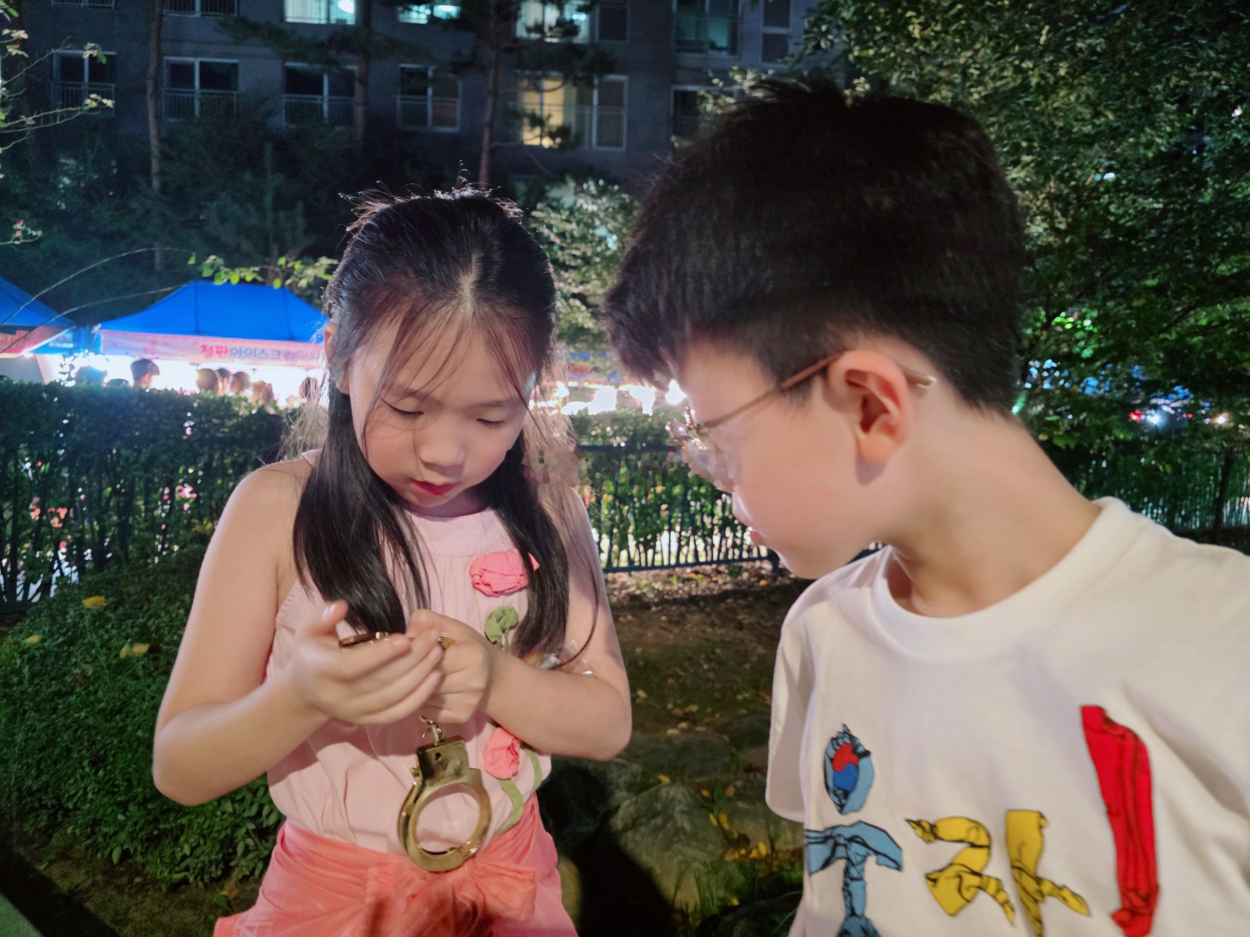 爸爸带出门就是玩昨儿晚上8点多还把这俩带出去玩了我才注意，77手里拿的是手铐么[
