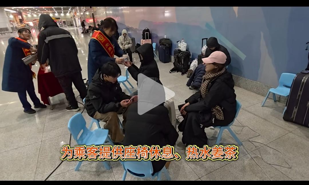 青岛昨夜一场大雪及气温骤降青岛地铁关站后却暖到了到地铁车站避寒的人们