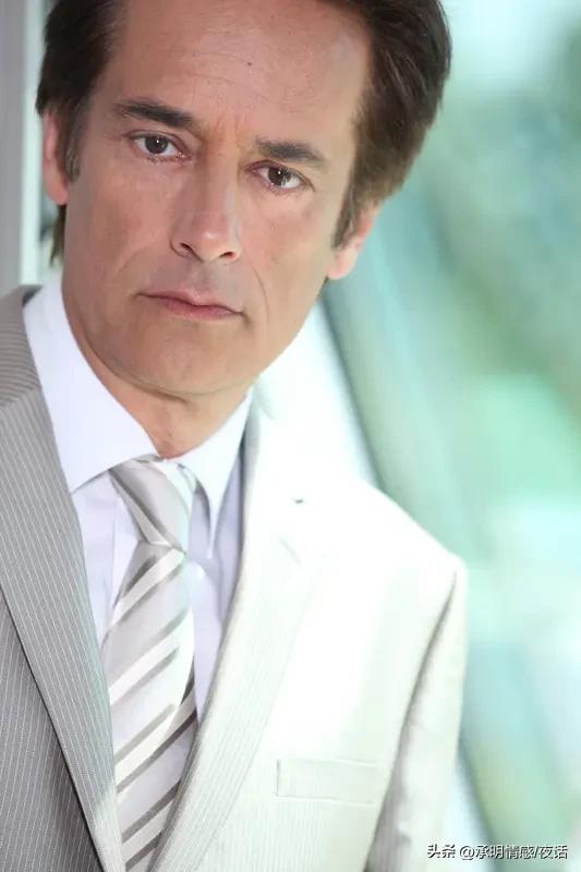 好家伙！狄龙又“整幺蛾子”了，大半夜直接被警察从车里揪出带走！
3月6号凌晨，狄