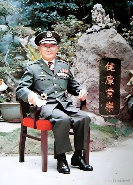 上世纪80年代，台北，何应钦晚年的留影老照片。这并非演员饰演，而是他当时身着戎装