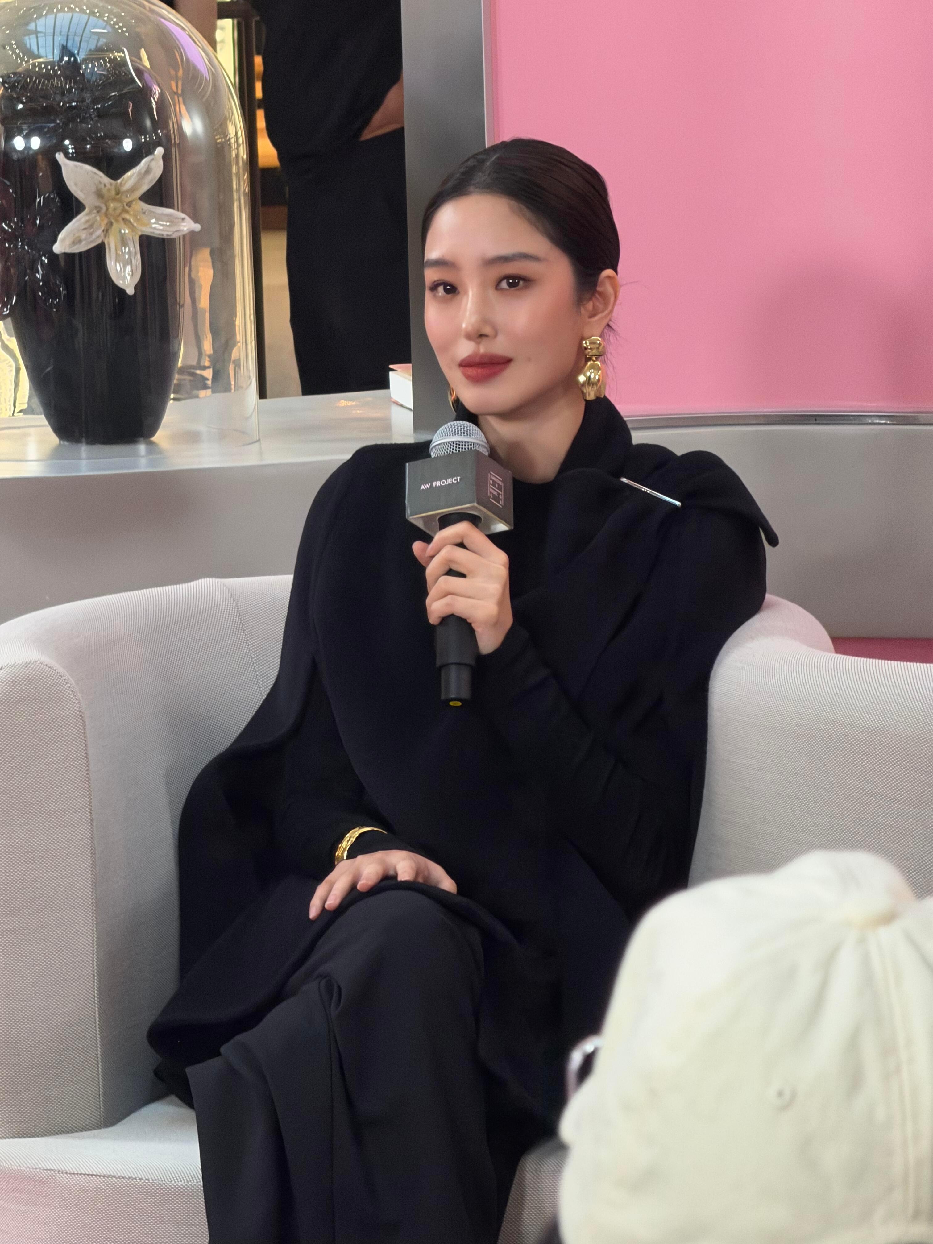 近距离感受杨采钰的美 这直拍没让衣服抢人，优雅盘发和简约黑衣都在衬她。复古氛围感