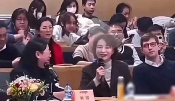 董卿，突然“重回”大众视线！罕见受邀担任辩论赛点评嘉宾，教科书式点评让人如沐春风