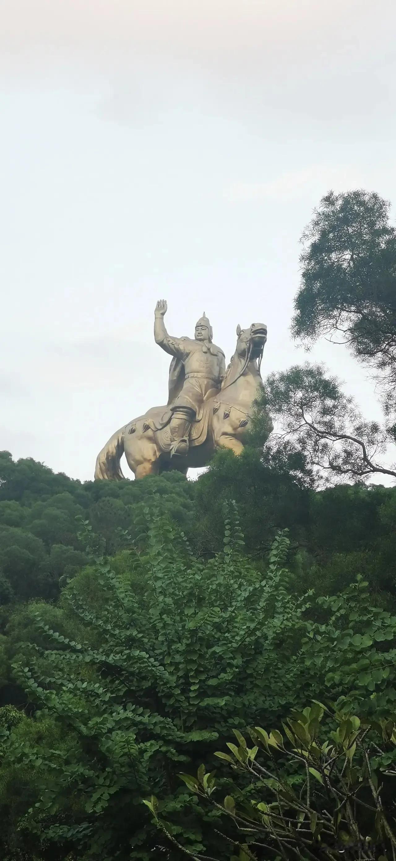 以前的大坪山郑成功雕像是右手高高扬起，向着台湾海峡挥手远眺。
现在的泉州大坪山郑