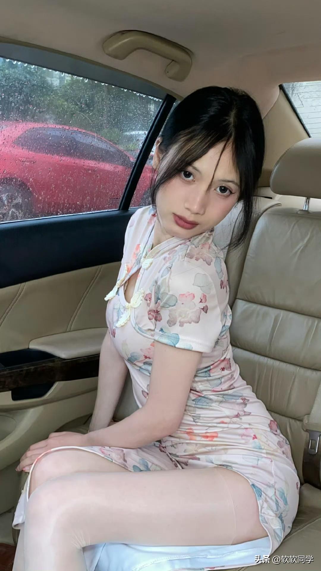 我会如何形容这一套呢？
六宫粉黛无颜色，回眸一笑百媚生