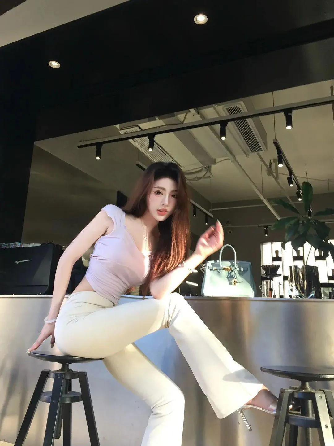 人面桃花相映红
#靓妹倩影分享# #迷人女神魅力展# #美娇娘美图分享# #分享