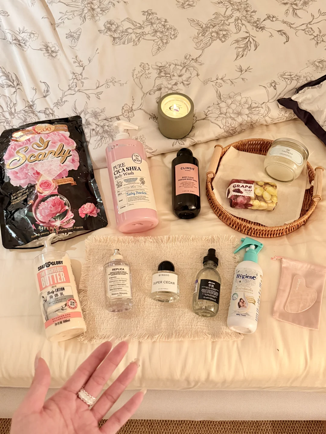 这女的 闻起来香香的。