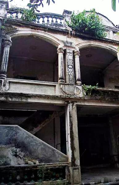 幽深小巷，藤蔓缠绕，琼式与南洋建筑的结合:
古老的海南豪宅，藏着多少秘密？
海南