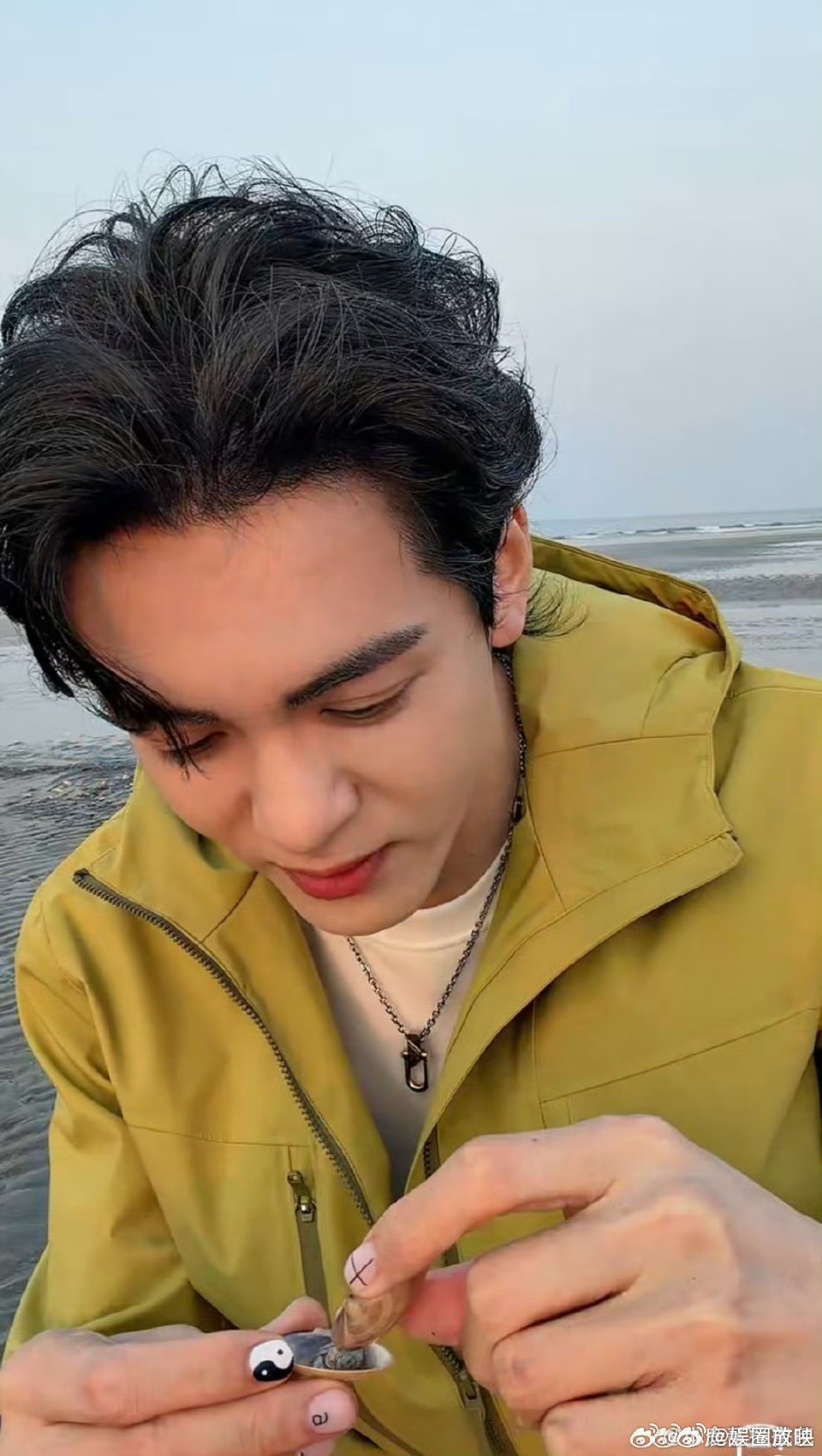 曾舜晞海边直播曾舜晞回应粉丝没有私藏自拍曾舜晞海边直播状态拉满，清爽帅气超养眼，