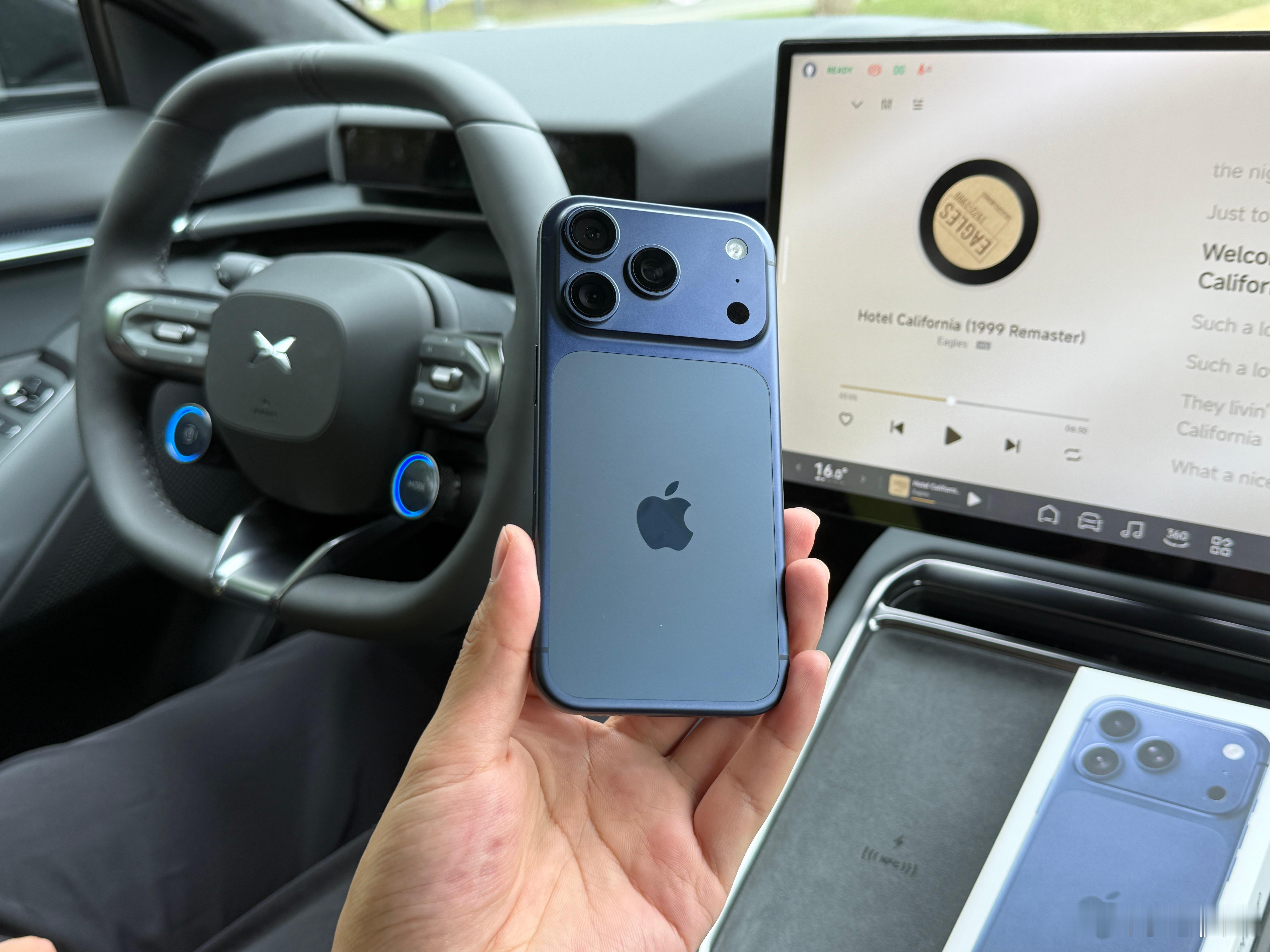 是谁 开着最新的小鹏P7 用着最新的iPhone17Pro[doge]请把排面打