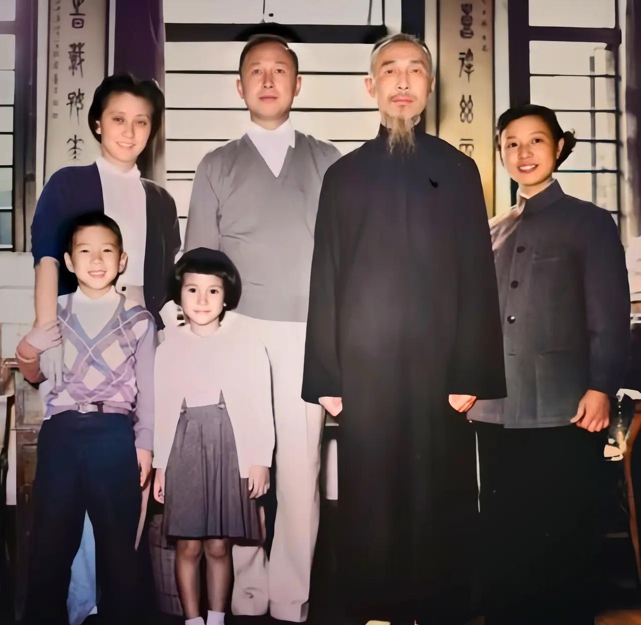 1955年10月，刚回国的钱学森一家四口看望父亲钱钧夫时的一张合影，钱学森妻子蒋