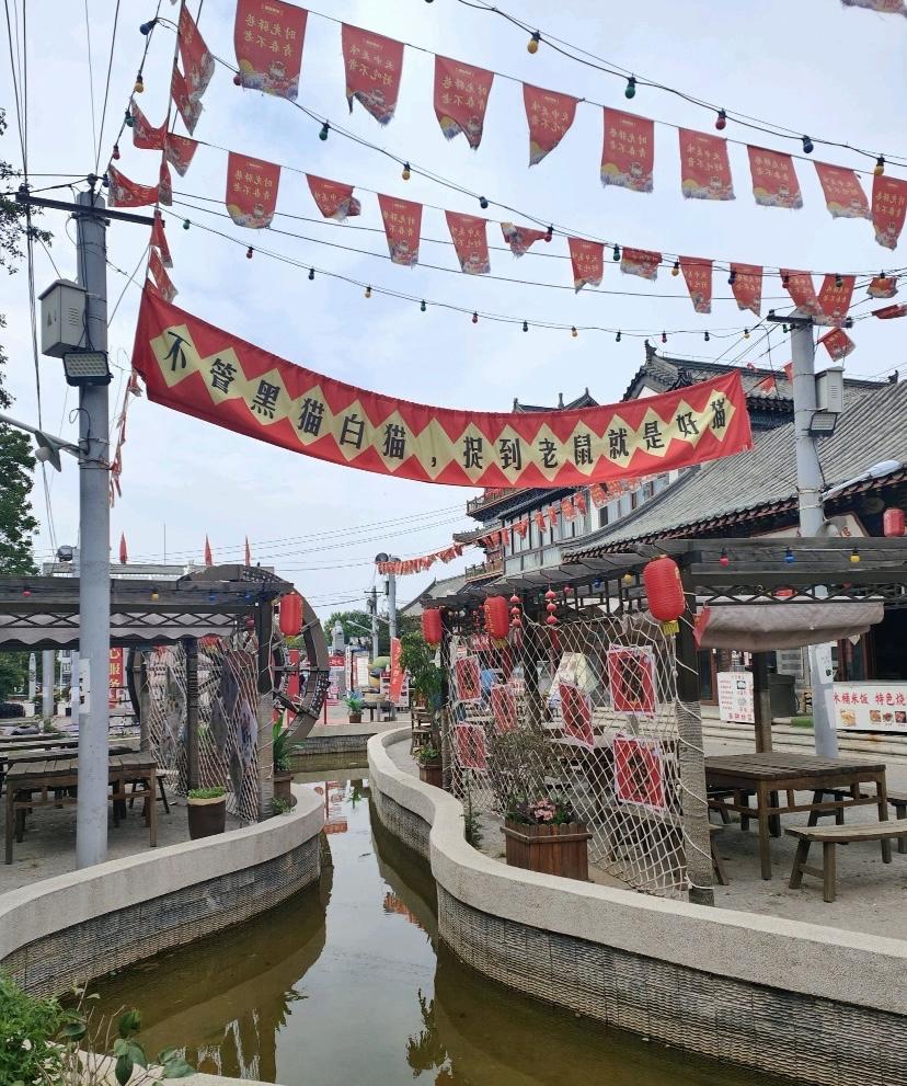 驻马店皇家驿站是充满古韵的免费景区，以明代古驿站文化为核心，青石板路搭配黛瓦青砖