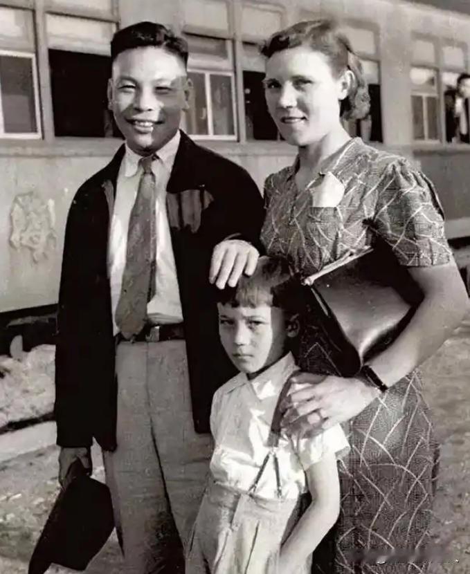 1939年，蒋经国的妻子蒋方良正在屋内行走。突然，她脱了自己的衣服，从楼上跑到楼