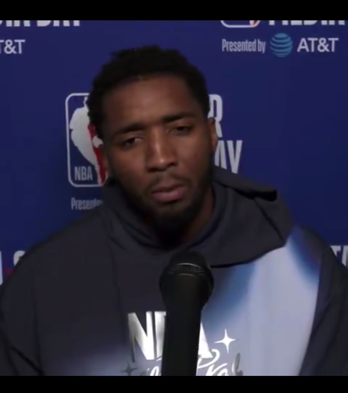 米切尔谈到他从哈登那里学到了什么：“他教我的第一件事就是如何在后撤步时走步。哈哈