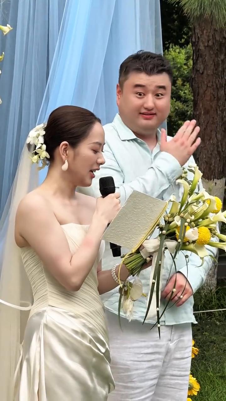 婚礼上手捧花送给老公记一辈子。
今天我没有打算把它抛给身边的朋友，比起催促他们奔