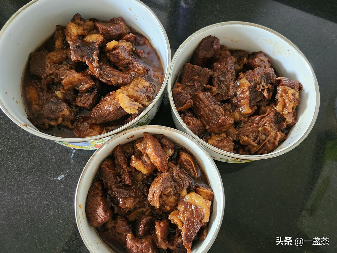昨天在牛街买的三斤牛燕翅，上午炖出来了，中午吃饭的时候连吃三块，真是非常软烂好嚼