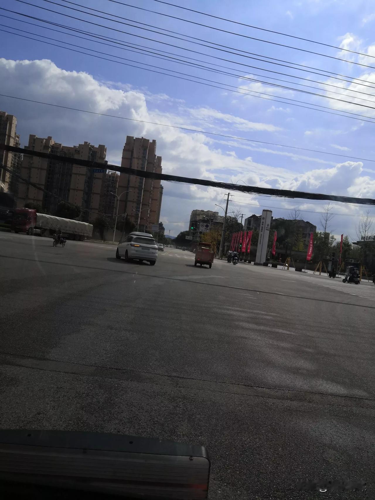 金堂县城市高楼大厦，蓝天白云，很美丽的县城金堂城市夜景