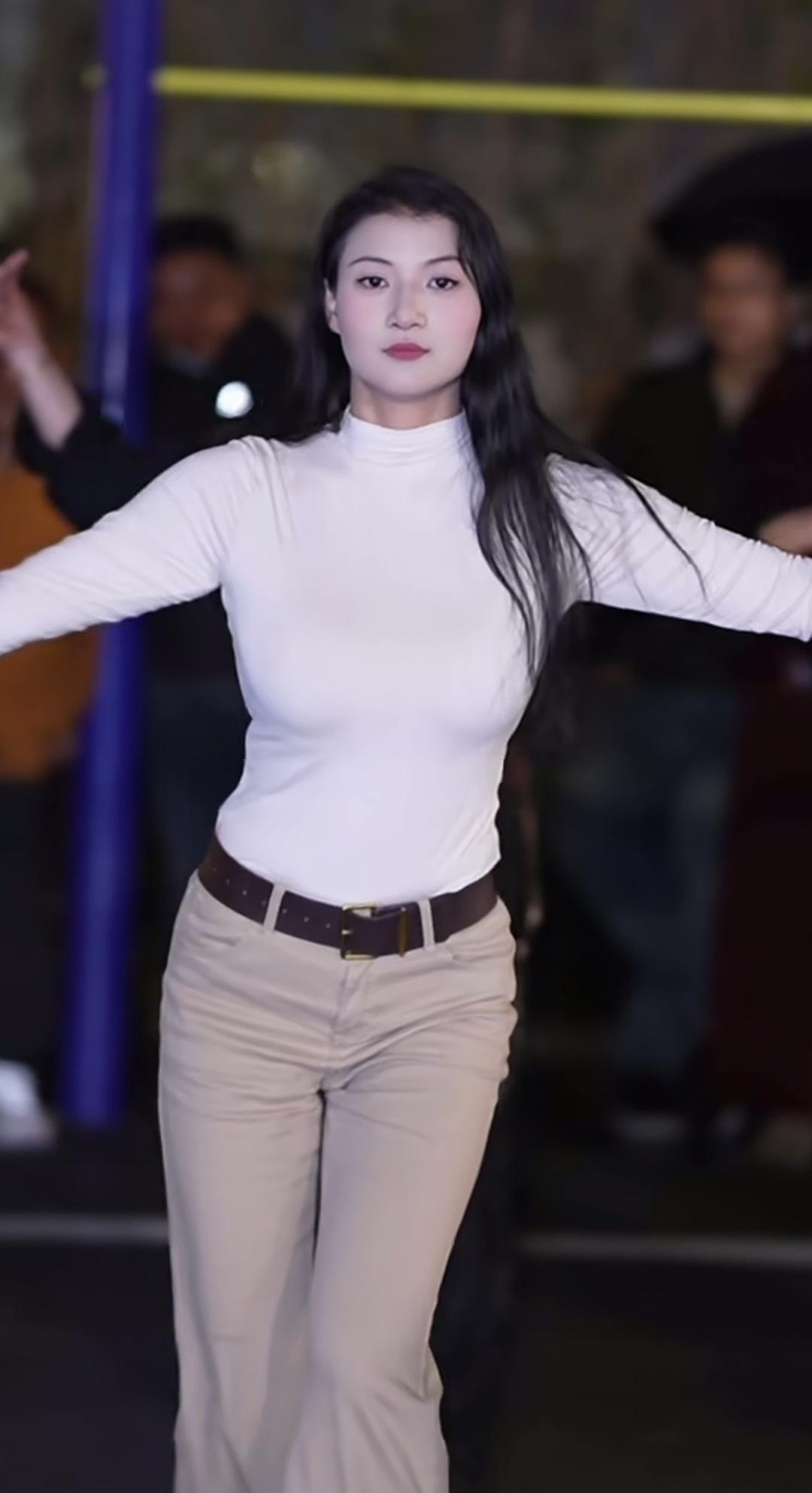 这姑娘穿得真显身材。