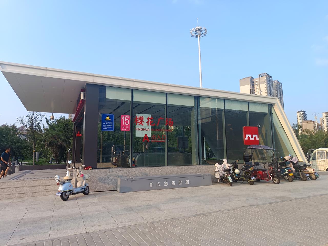 西安市长安区樱花广场Emc商业综合体，周边配套越来越好了。陕西日报传媒大厦，地建