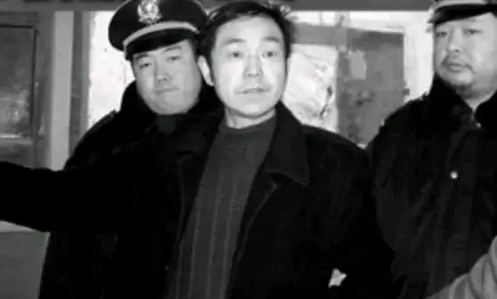 “打死你儿子又怎样？老子还不是继续潇洒”陕西，男孩因不借赛车，被班级恶霸联合校外